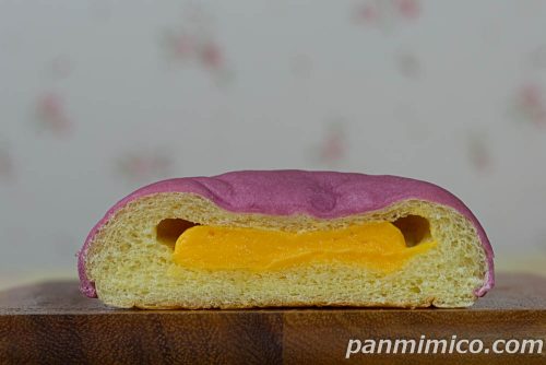 もちっと食感のおいもパン【ファミリーマート】断面の写真