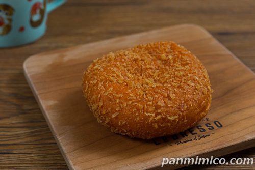 天下一品監修 赤んこってりチーズカレーパン【ローソン】斜めから撮った写真