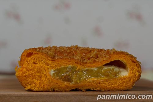 天下一品監修 赤んこってりチーズカレーパン【ローソン】断面の写真