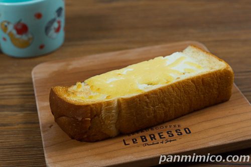 喫茶店風チーズトースト【Pasco】斜めから撮った写真