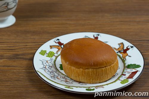 しあわせ届けるモンブランくりぃむぱん【YKベーキングカンパニー】斜めから撮った写真