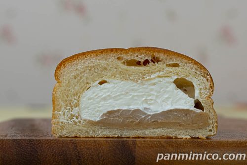 しあわせ届けるモンブランくりぃむぱん【YKベーキングカンパニー】断面の写真