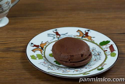 生チョコクリームスフレ（2個入）北海道産牛乳使用【ヤマザキ】斜めから撮った写真