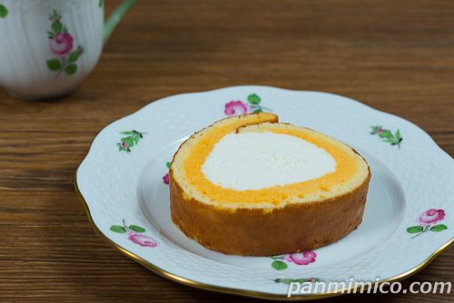 チーズクリームロール【ヤマザキ】斜めから撮った写真