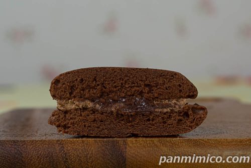 生チョコクリームスフレ（2個入）北海道産牛乳使用【ヤマザキ】断面の写真