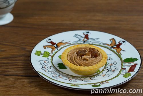 モンブランチーズタルト【ファミリーマート】斜めから撮った写真