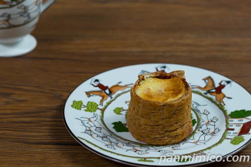 カスタードパイ（フラン風）【ファミリーマート】斜めから撮った写真