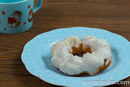 MILK　もっちりとしたリングドーナツ【ローソン】斜めから撮った写真