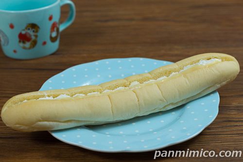 MILK ふわふわホイップロール【ローソン】斜めから撮った写真