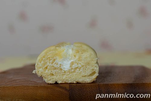 MILK ふわふわホイップロール【ローソン】断面の写真