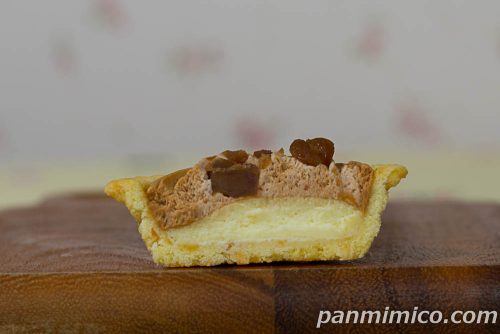 モンブランチーズタルト【ファミリーマート】断面の写真