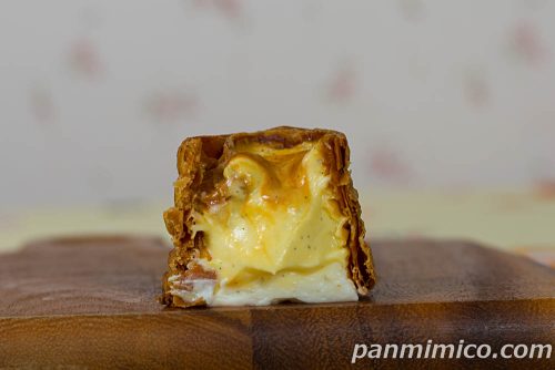 カスタードパイ（フラン風）【ファミリーマート】断面の写真