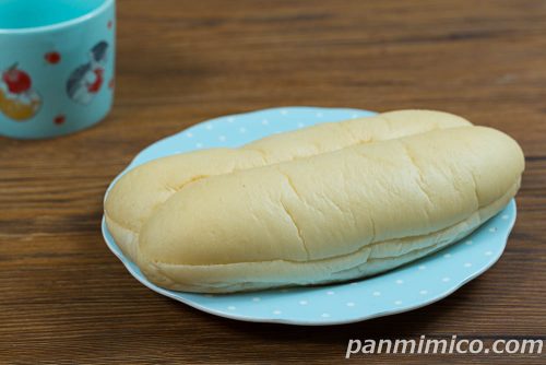 大きなコッペ練乳クリーム【セブンイレブン】斜めから撮った写真