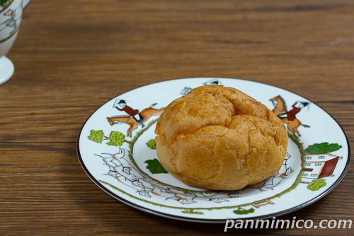 ダブルフロマージュシュー【ヤマザキパン】斜めから撮った写真