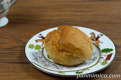 和紅茶クリームとミルクホイップのダブルシュー【セブンイレブン】斜めから撮った写真