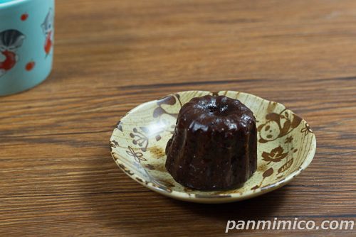 ガーナ ショコラカヌレ【セブンイレブン】斜めから撮った写真