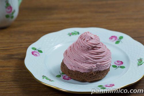 アポロみたいないちごチョコケーキ【セブンイレブン】斜めから撮った写真