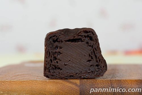 ガーナ ショコラカヌレ【セブンイレブン】断面の写真