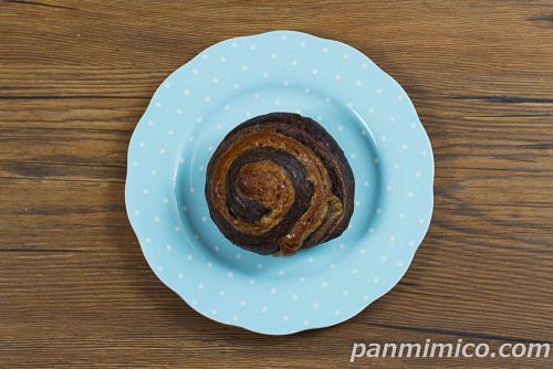 黒い濃厚ショコラロール【ローソン】上から撮った写真