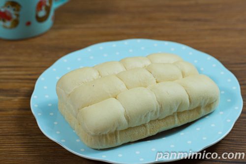 白いダースちぎりパン【セブンイレブン】斜めから撮った写真