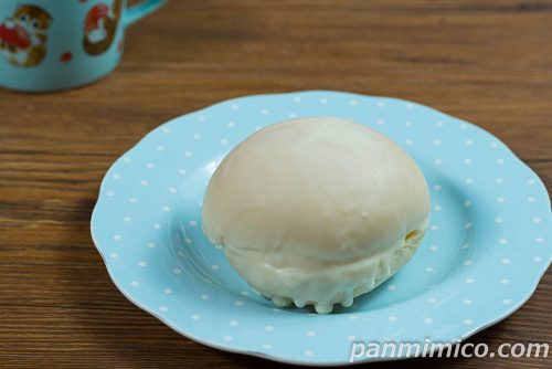 白いホワイトチョコブール【ローソン】斜めから撮った写真