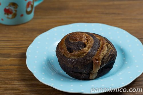 黒い濃厚ショコラロール【ローソン】斜めから撮った写真