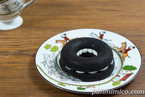 【黒い】フィナンシェケーキ(バニラクリーム)【ローソン】斜めから撮った写真