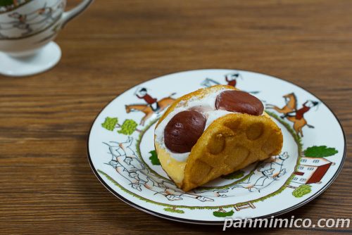 渋皮マロンがのったあんバターワッフル【ローソン】斜めから撮った写真