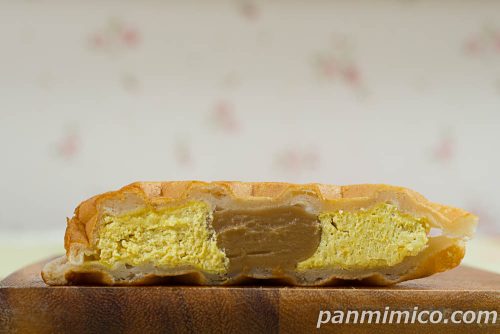 もちもちワッフル　和栗【ファミリーマート】断面の写真