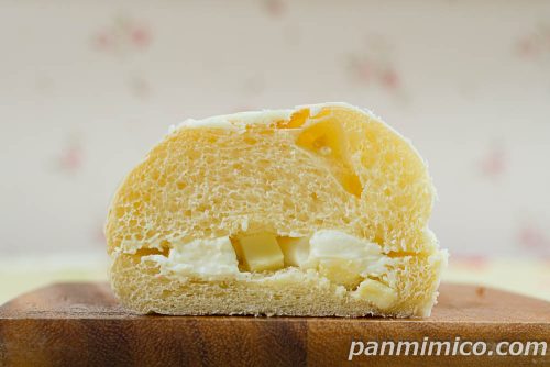 白いホワイトチョコブール【ローソン】断面の写真