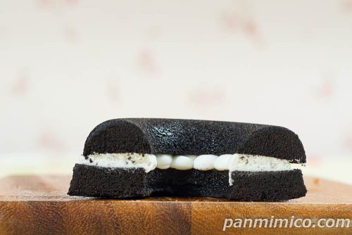 【黒い】フィナンシェケーキ(バニラクリーム)【ローソン】断面の写真