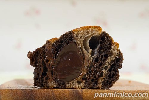 黒い濃厚ショコラロール【ローソン】断面の写真