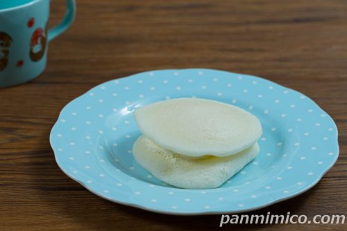 白いダース　ホワイチョコどら焼き【セブンイレブン】斜めから撮った写真