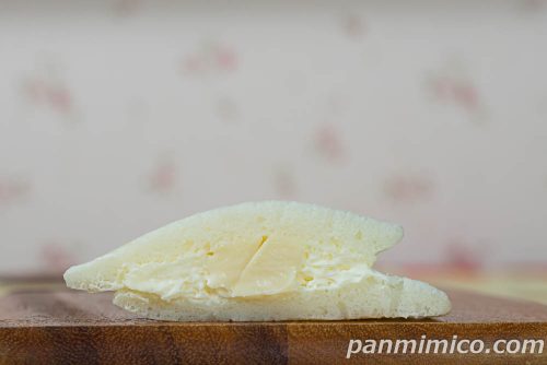 白いダース　ホワイチョコどら焼き【セブンイレブン】断面の写真