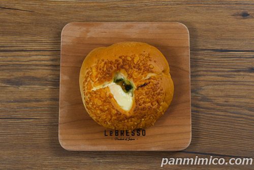 トマトとバジルのとろーりチーズフランス【ヤマザキ】上から撮った写真