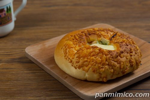 トマトとバジルのとろーりチーズフランス【ヤマザキ】斜めから撮った写真