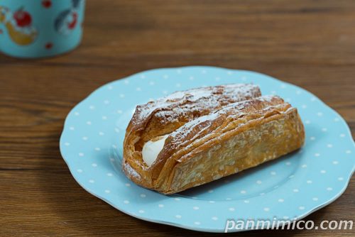 ホイップクリームデニッシュ【ファミリーマート】斜めから撮った写真