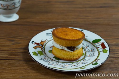 ラムレーズンバターサンド(北海道産バター使用)【ローソン】斜めから撮った写真