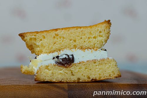 ラムレーズンバターサンド(北海道産バター使用)【ローソン】断面の写真