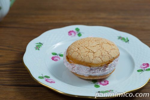 クリームたっぷり生ブッセ（苺フロマージュ）【ヤマザキ】斜めから撮った写真