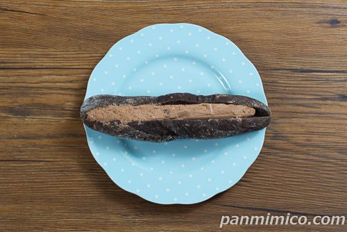 ショコラフランスパン（生チョコ入りホイップ＆チョコクリーム）【ヤマザキ】上から撮った写真