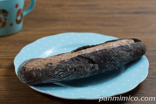 ショコラフランスパン（生チョコ入りホイップ＆チョコクリーム）【ヤマザキ】斜めから撮った写真