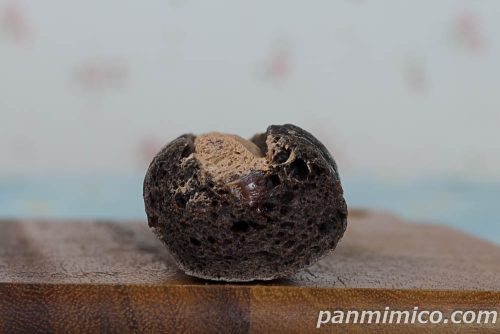 ショコラフランスパン（生チョコ入りホイップ＆チョコクリーム）【ヤマザキ】断面の写真