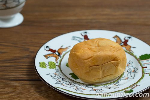 冷やして食べるとろけるくりーむパン　和栗【ファミリーマート】斜めから撮った写真