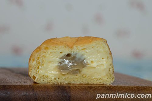 冷やして食べるとろけるくりーむパン　和栗【ファミリーマート】断面の写真