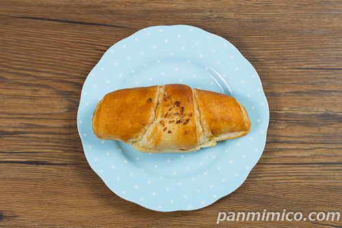 バター香る塩パン　ミルククリーム【ローソン】上から撮った写真