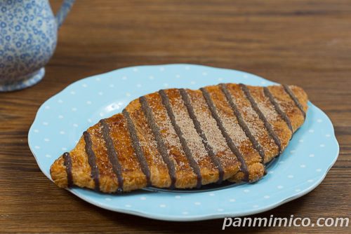 韓国風クリスピークロワッサン　キャラメルシュガー【セブンイレブン】斜めから撮った写真