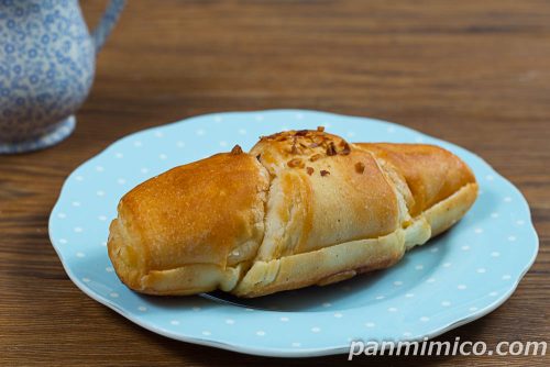 バター香る塩パン　ミルククリーム【ローソン】斜めから撮った写真