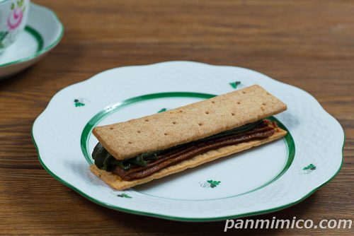 濃い宇治抹茶＆キャラメルバターサンド【ローソン】斜めから撮った写真