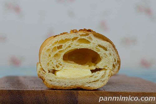 バター香る塩パン　ミルククリーム【ローソン】断面の写真